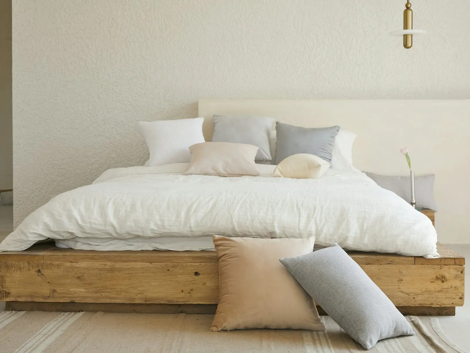 Polar fleece fitted bedsheet with elastic on a mattress